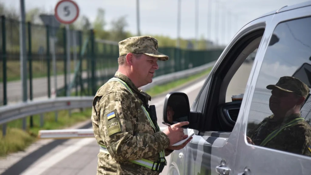 Відстрочка не завжди дає право на виїзд за кордон: що можуть перевіряти у чоловіків
