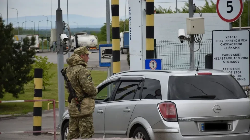 Хто з чоловіків може виїхати за кордон з 1 листопада: які підстави діють під час воєнного стану